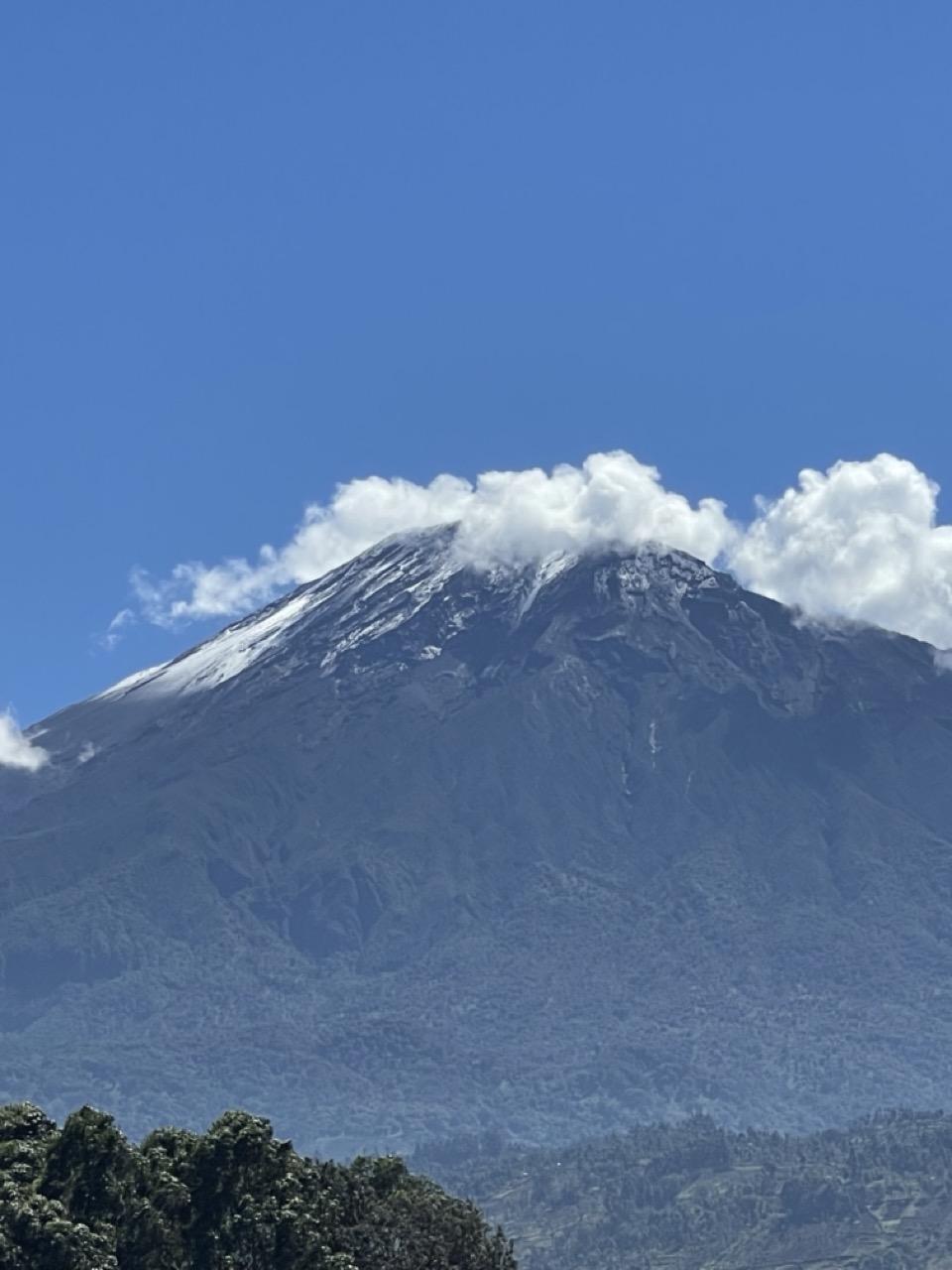 Mount_meru_with_snow,_Arusha_Region,_Tanzania